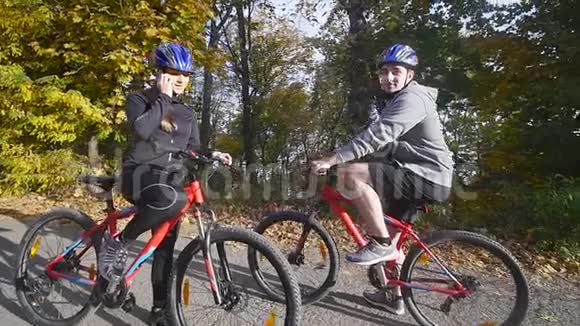 秋日一个女人和一个男人骑自行车视频的预览图