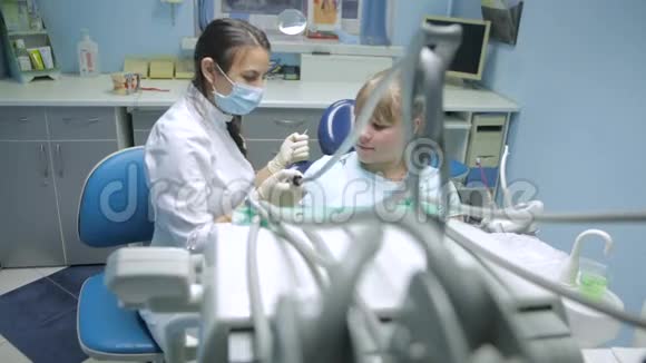 在牙医接待处的病人视频的预览图