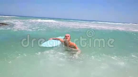 金发男人拿着蓝色冲浪板视频的预览图