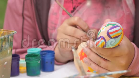 儿童绘画画笔在户外的粘土图形视频的预览图