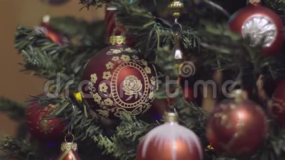 红色圣诞节和新年装饰摘要模糊的博克假日背景眨巴一下加兰圣诞树视频的预览图