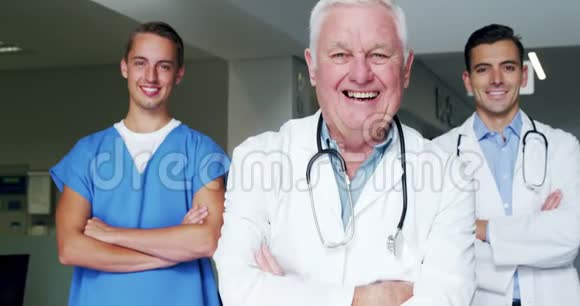 医生和护士双臂交叉站立的肖像视频的预览图