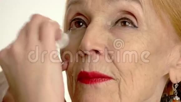 一脸孤僻的老妇人视频的预览图