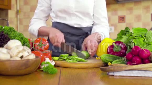 厨师烹饪蔬菜沙拉慢慢视频的预览图