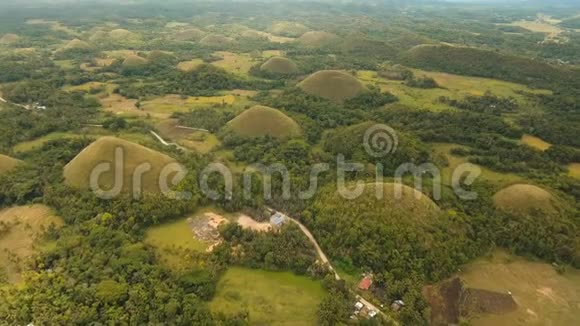 菲律宾博霍尔的巧克力山空中景色视频的预览图