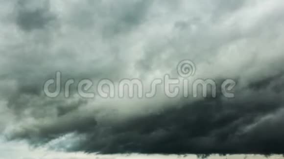 戏剧性的风暴云时间流逝视频的预览图