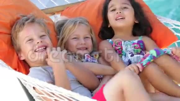 三个孩子一起在花园吊床放松视频的预览图