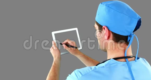 使用数字平板电脑的外科医生视频的预览图