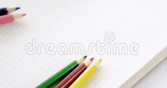 彩色铅笔和笔记本视频的预览图