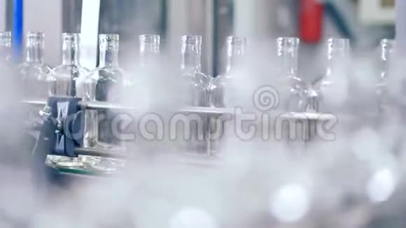 装配线与瓶子在工厂视频的预览图