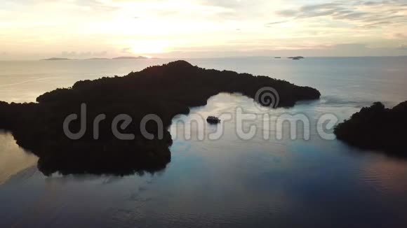 拉贾安帕特日落时群岛的鸟瞰图视频的预览图