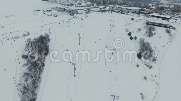 冬季滑雪胜地空中观景视频的预览图