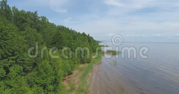 鸟瞰海岸线夏日风景视频的预览图