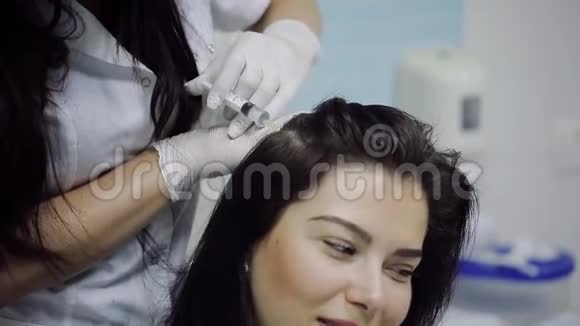 美容师与美容医学临床中的病人注射视频的预览图