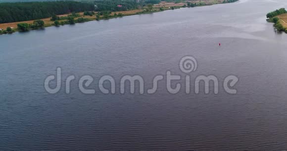 弯曲伏尔加河从空中四翼飞机飞越森林视频的预览图