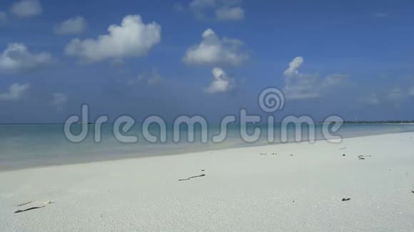 美丽的白色沙滩在马尔代夫视频的预览图