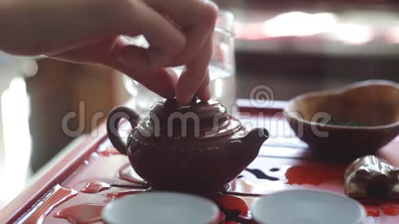 茶道上泡茶的过程视频的预览图