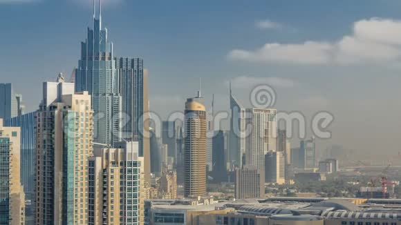 迪拜市中心的天际线有摩天大楼和塔楼从屋顶可以看到视频的预览图