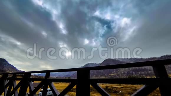 高山景观高台木栅栏随云的时间推移水平滑块运动视频的预览图