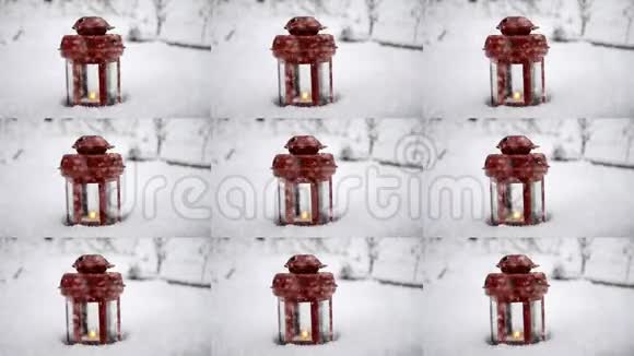 降雪时雪中有蜡烛的红烛灯笼视频的预览图