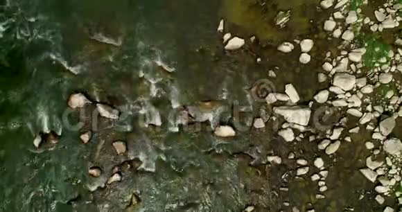 夏日美丽山河的鸟瞰图视频的预览图