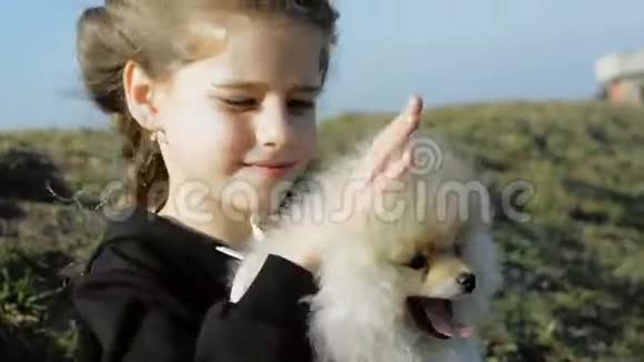 漂亮的女孩和狗玩视频的预览图