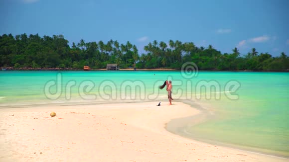 快乐的一对情侣在阳光明媚的夏日在热带海滩上度蜜月视频的预览图