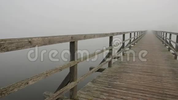 湖上的木桥和晨雾视频的预览图