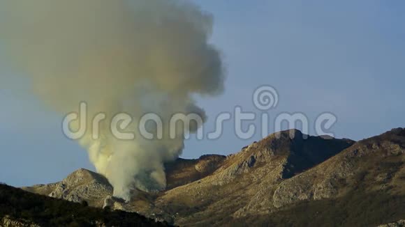 下午在山上着火山上的烟视频的预览图