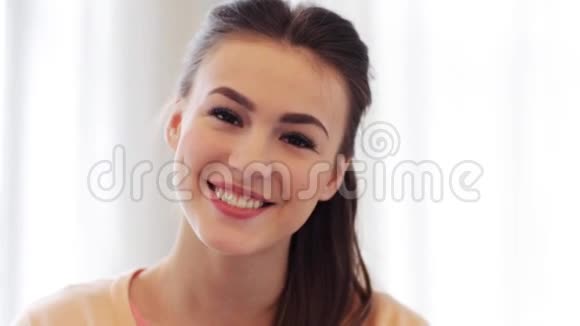 幸福微笑的年轻女子视频的预览图