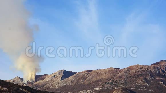 下午在山上着火山上的烟视频的预览图