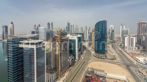 迪拜商务湾塔楼在白天的空中时间视频的预览图