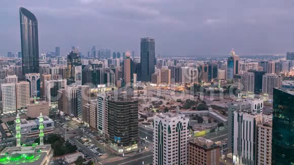 阿联酋阿布扎比天际线的现代城市建筑视频的预览图