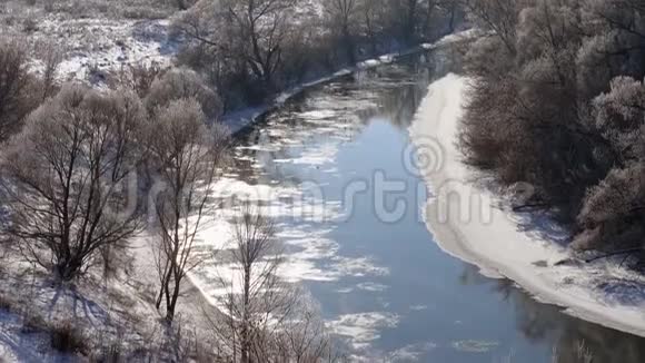 冬季景观逆着蓝天生长视频的预览图