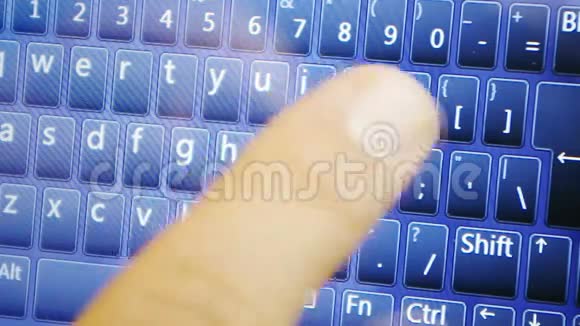 在触摸屏平板电脑上打字视频的预览图