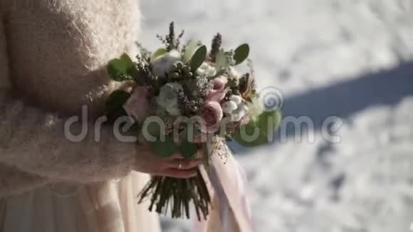 冬天在户外开花的新娘视频的预览图