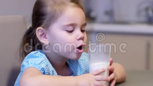 小女孩喝牛奶视频的预览图
