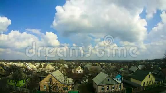 天空中的云彩在城市的房屋上移动时间流逝视频的预览图