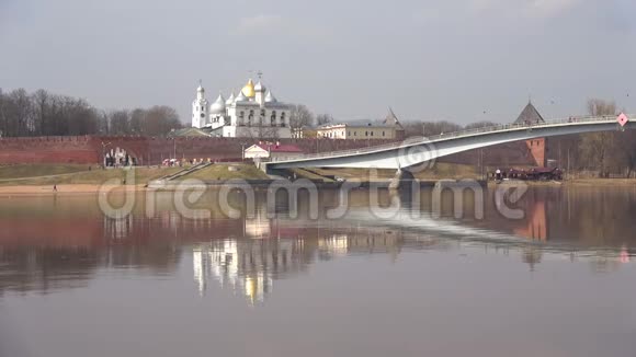 四月在诺夫哥罗德的克里姆林宫俄罗斯视频的预览图
