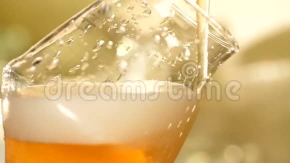 在酒吧把啤酒从瓶子里倒入玻璃杯视频的预览图