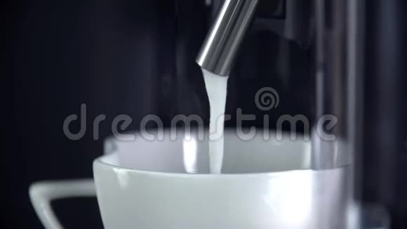 准备一杯牛奶饮料视频的预览图
