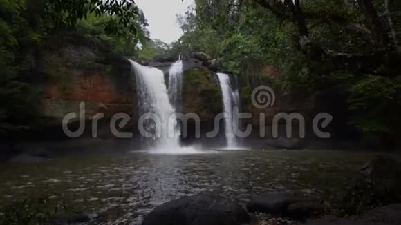 泰国高耀公园的海秀瀑布视频的预览图