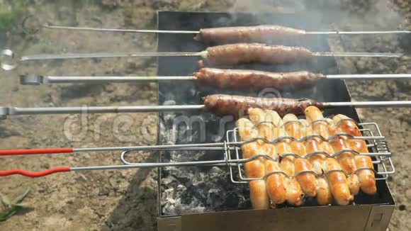 烧烤用的肉肠烤架上煎视频的预览图