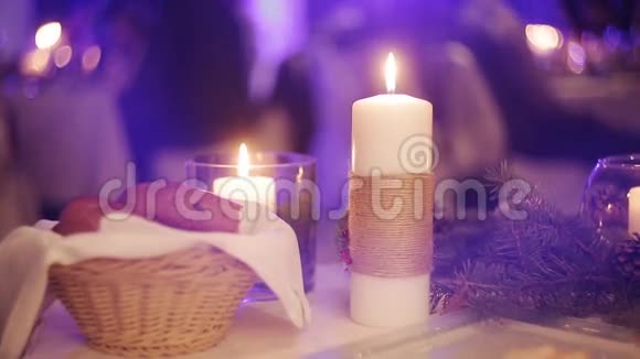 餐桌上的婚礼蜡烛是乡村的视频的预览图