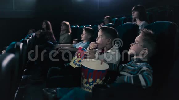 孩子们正在电影院吃爆米花视频的预览图