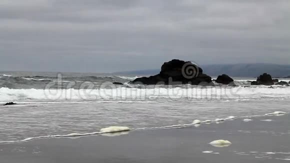 加州北部海滩有泡沫和岩石视频的预览图