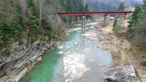 喀尔巴阡山脉的河流和桥梁的美丽景观视频的预览图