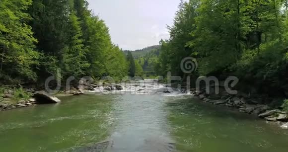 夏季可鸟瞰山河视频的预览图