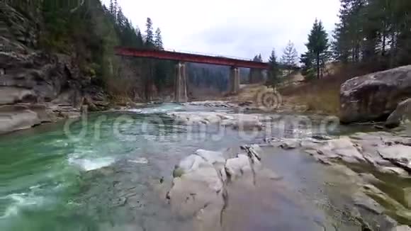 喀尔巴阡山脉的河流和桥梁的美丽景观视频的预览图