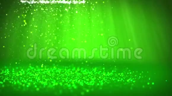 绿色圣诞树从发光发亮的粒子在左边广角拍摄圣诞节背景下的冬季主题视频的预览图